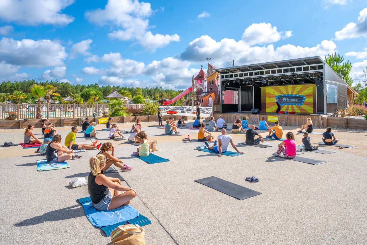 Cours de fitness en plein air sur sc�ne, participants, camping CAPFUN Lila � LINXE (40).