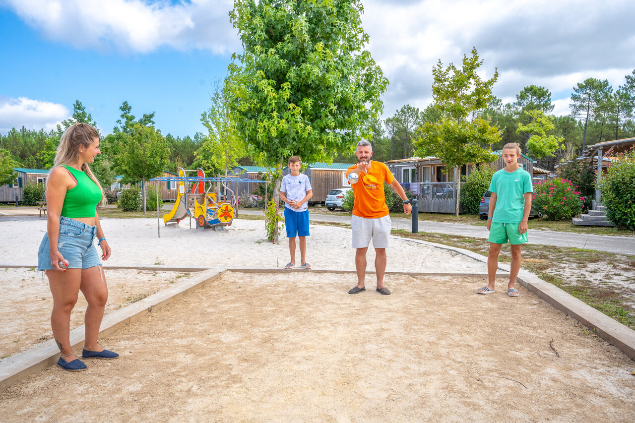 Famille jouant � la p�tanque au camping CAPFUN Lila � LINXE (40).