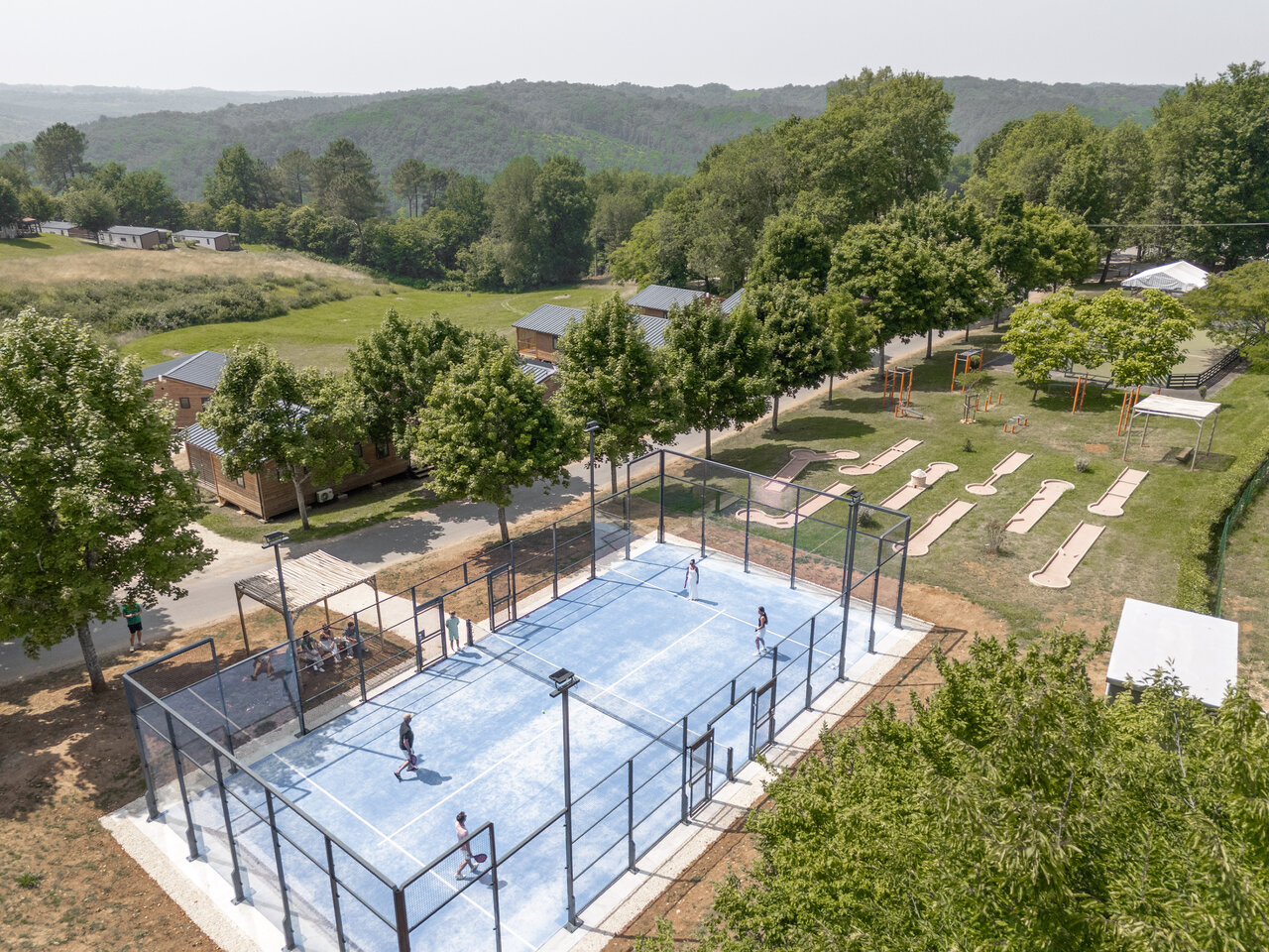 Court de padel, mini-golf, h�bergements au camping CLICOCHIC Linotte � Le Bugue (24).