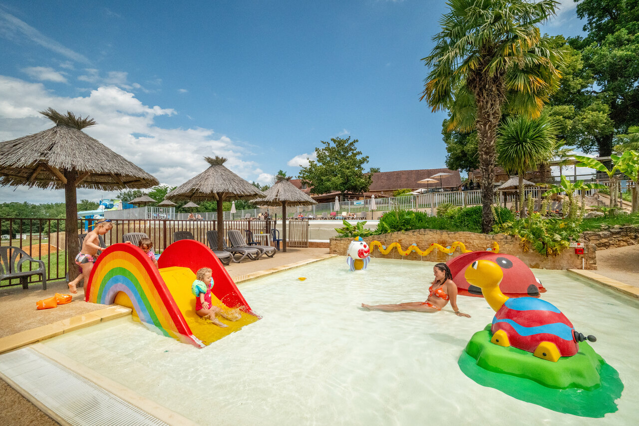 Piscine enfants, toboggan, jeux d'eau au camping CLICOCHIC Linotte � Le Bugue.