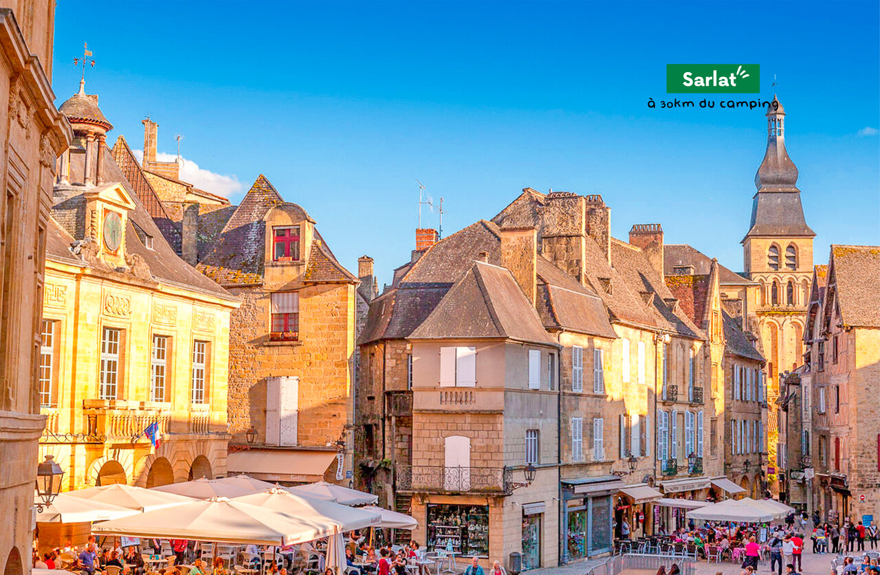 Centre historique de Sarlat-la-Can�da, ville m�di�vale � visiter en Dordogne.
