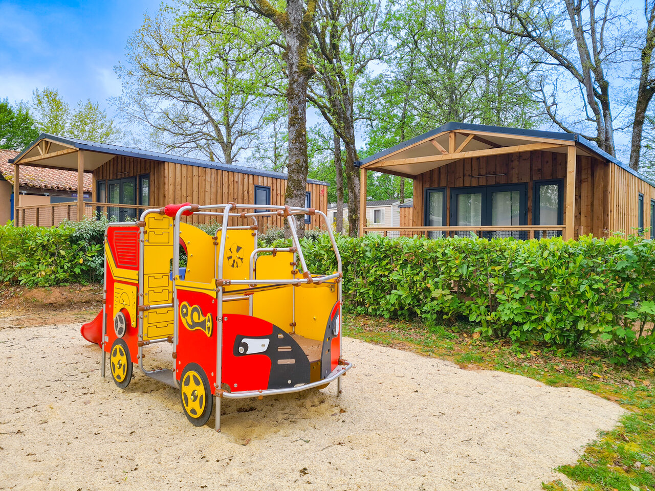 Aire de jeux enfants et mobile-homes modernes au camping CLICOCHIC Linotte � Le Bugue (24).