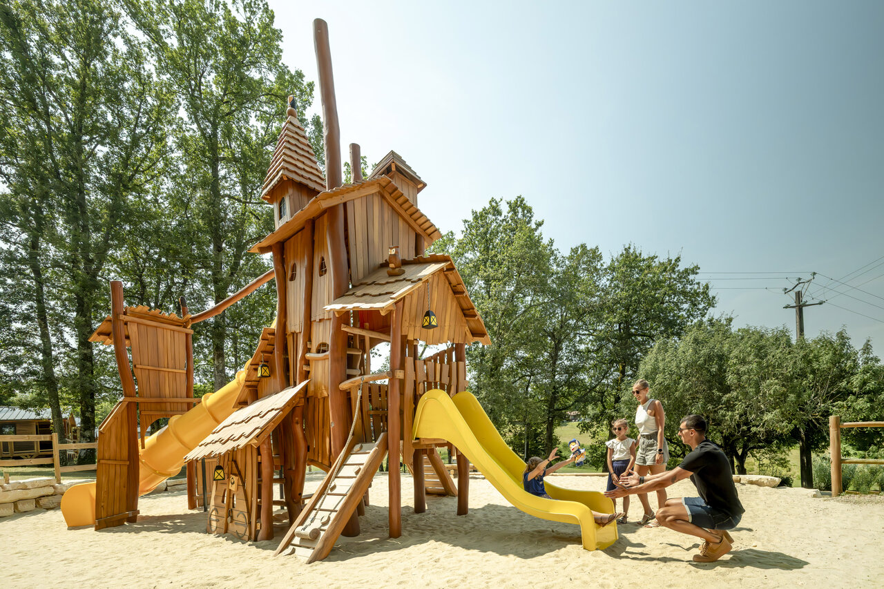 Grande aire de jeux en bois, toboggans, enfants au camping CLICOCHIC Linotte � Le Bugue (24).