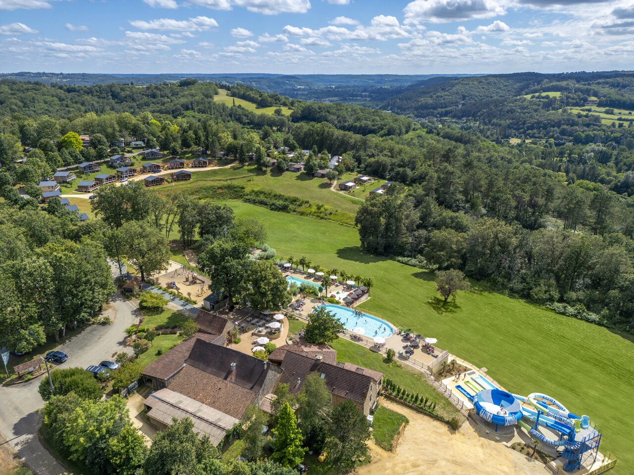 Vue a�rienne du camping avec piscine, toboggans et h�bergements � Le Bugue (24).