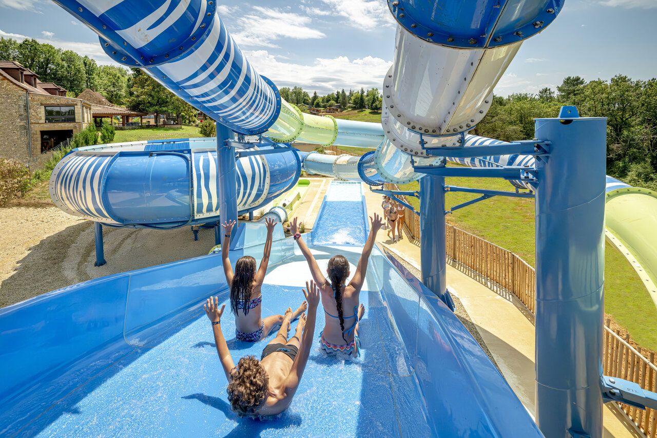 Toboggans aquatiques g�ants et enfants s'amusant au camping CLICOCHIC Linotte � Le Bugue (24).