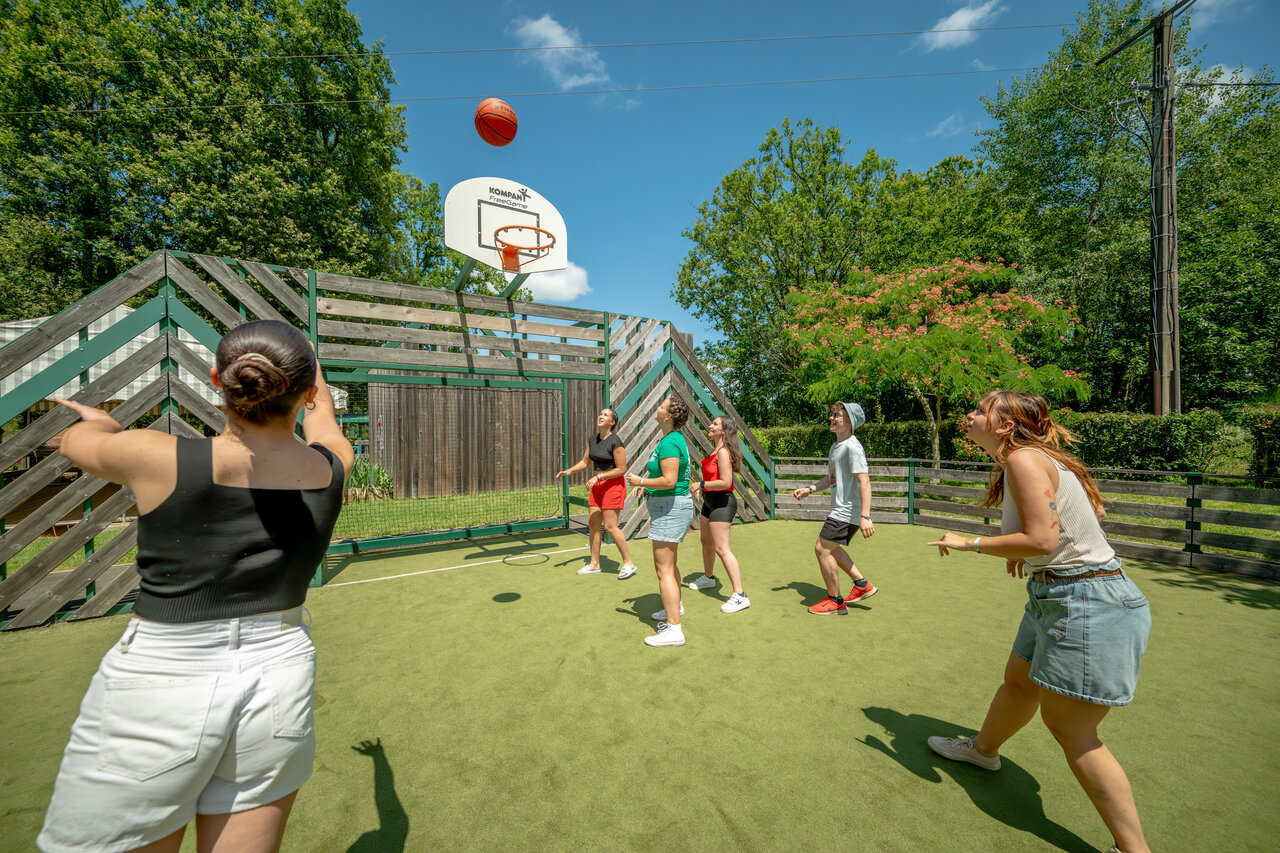 Basket sur terrain multisport, jeunes au camping CLICOCHIC Linotte � Le Bugue (24).