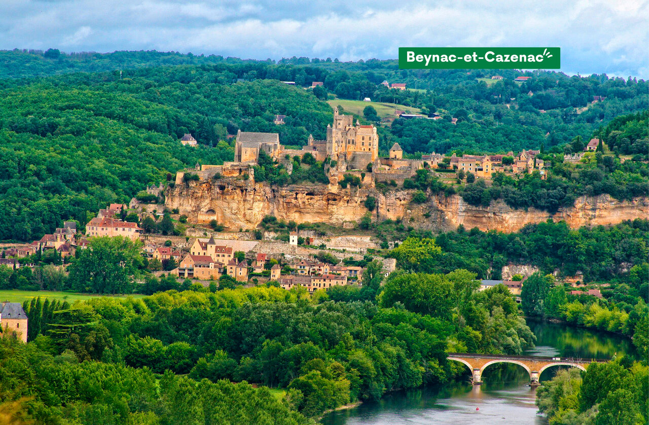 Village m�di�val de Beynac-et-Cazenac, ch�teau et rivi�re Dordogne, � visiter.