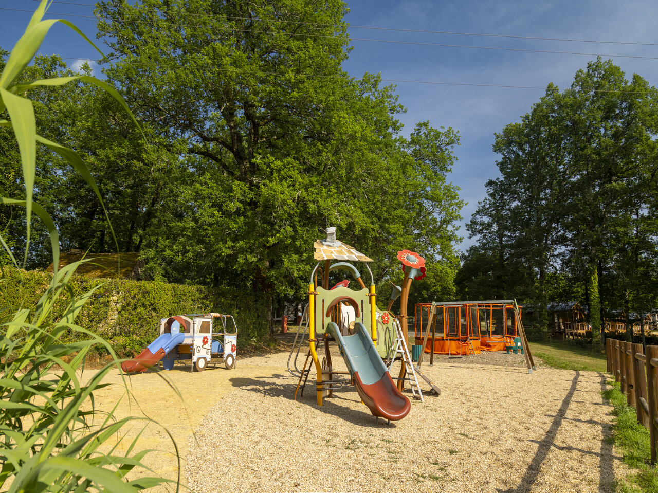 Aire de jeux enfants, toboggans, balan�oires au camping CLICOCHIC Linotte, Le Bugue.