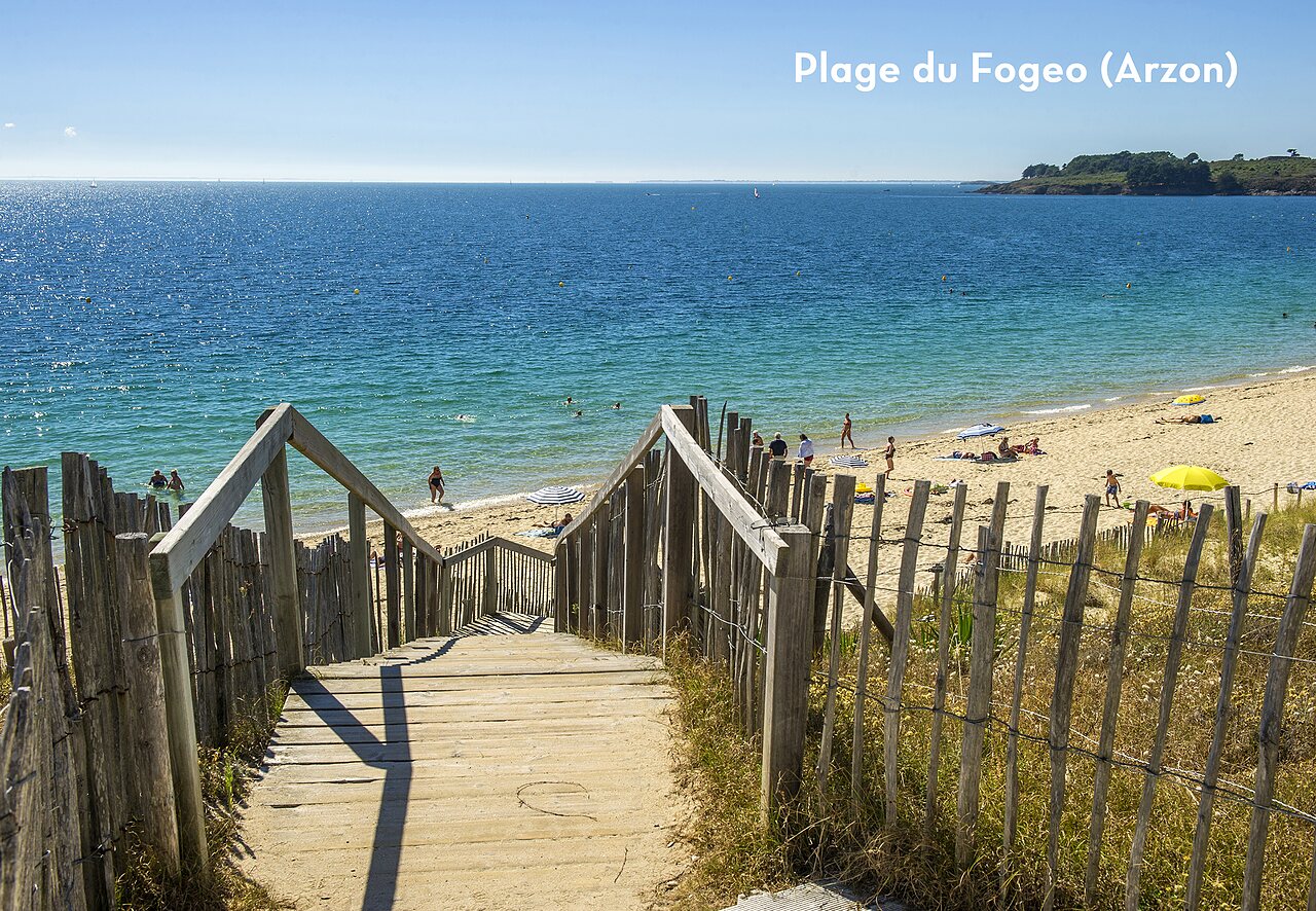 Plage du Fogeo � Arzon, Morbihan, avec acc�s en bois et mer turquoise.