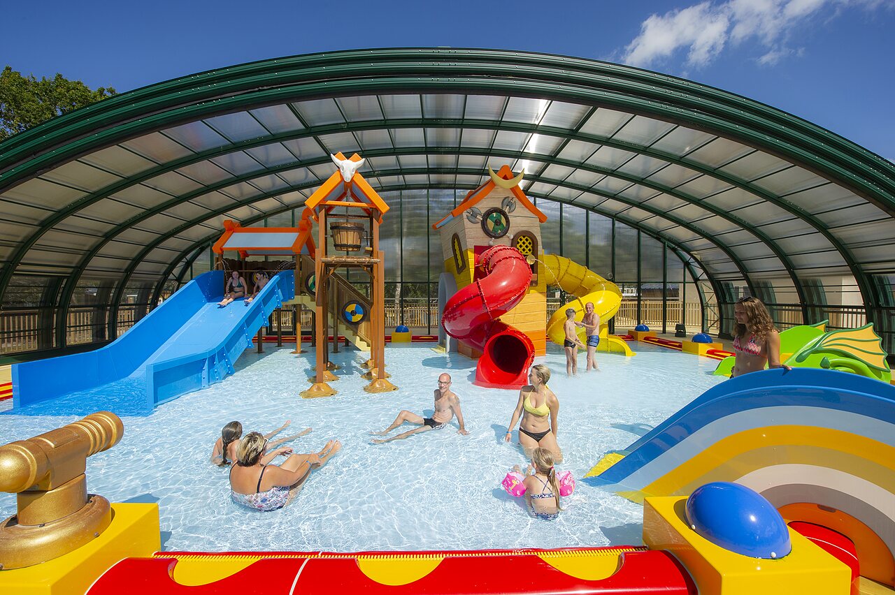 Parc aquatique couvert avec toboggans et jeux d'eau au camping CAPFUN Lodge � SARZEAU (56).