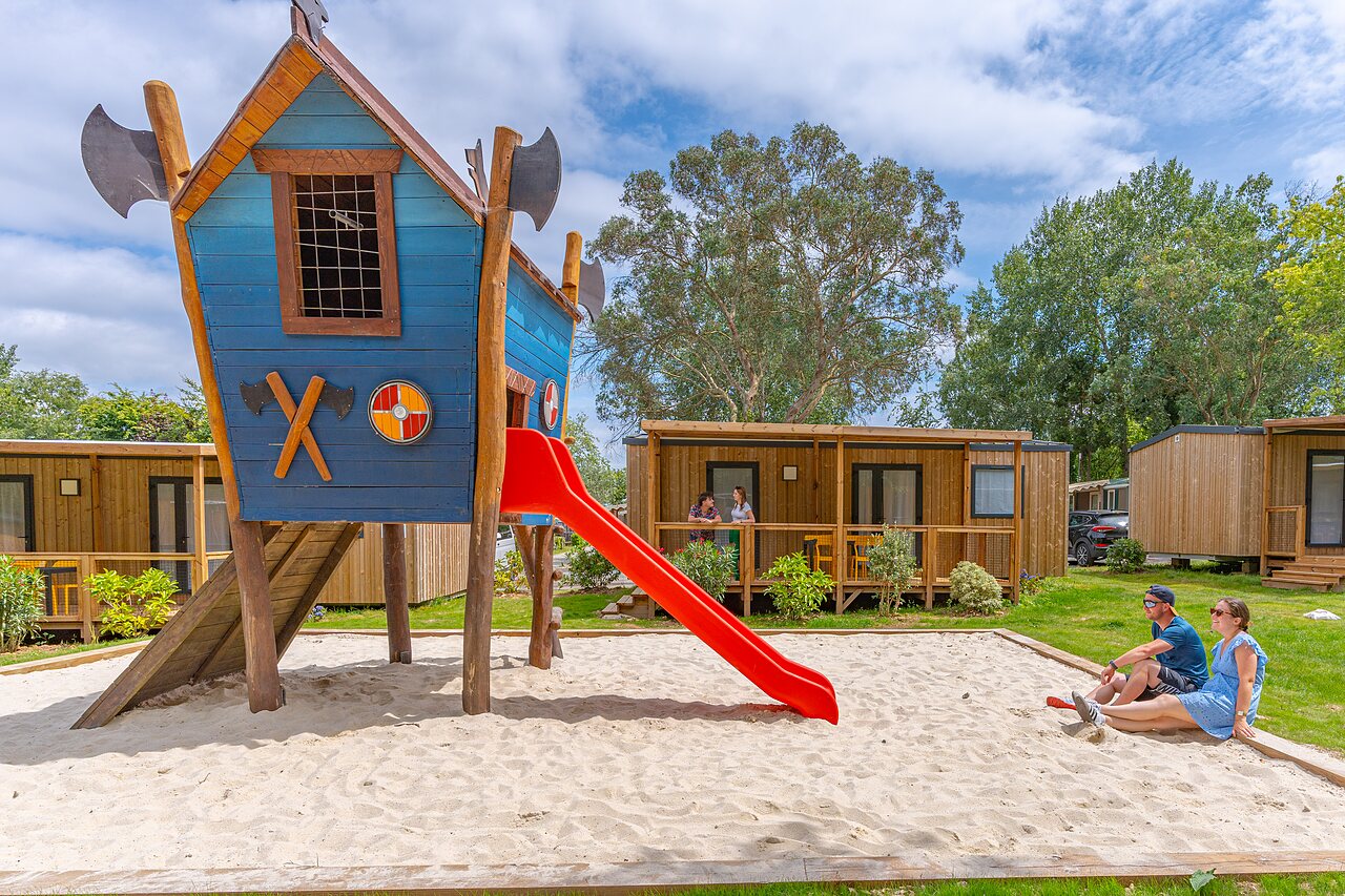 Aire de jeux viking avec toboggan et mobile homes au camping CAPFUN Lodge � SARZEAU (56).