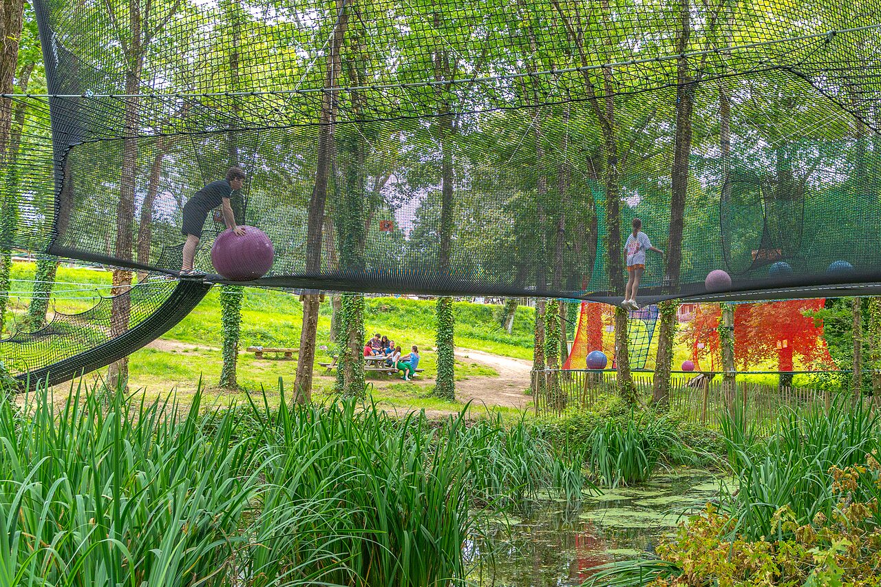 Parcours de filets suspendus et balles d'�quilibre au camping CAPFUN Lodge � SARZEAU (56).