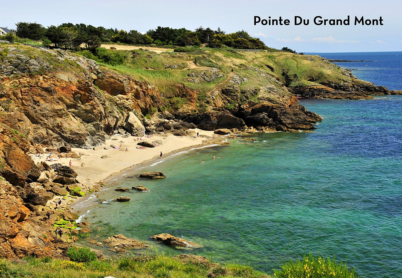 Plage de sable et c�te rocheuse � la Pointe du Grand Mont, Morbihan.