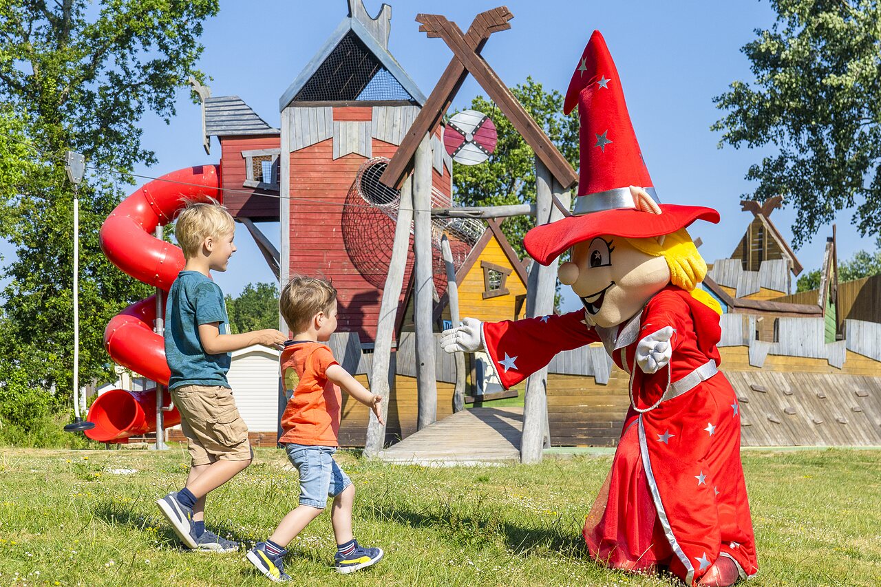 Enfants jouant avec la mascotte et aire de jeux au camping CAPFUN Lodge � SARZEAU (56).