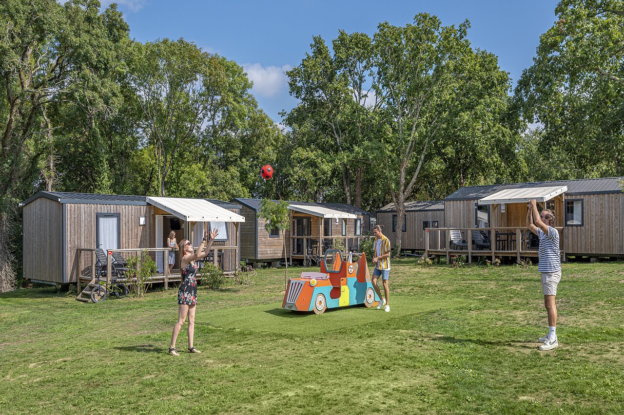H�bergements, aire de jeux et activit�s familiales au camping CAPFUN Lodge � SARZEAU (56).