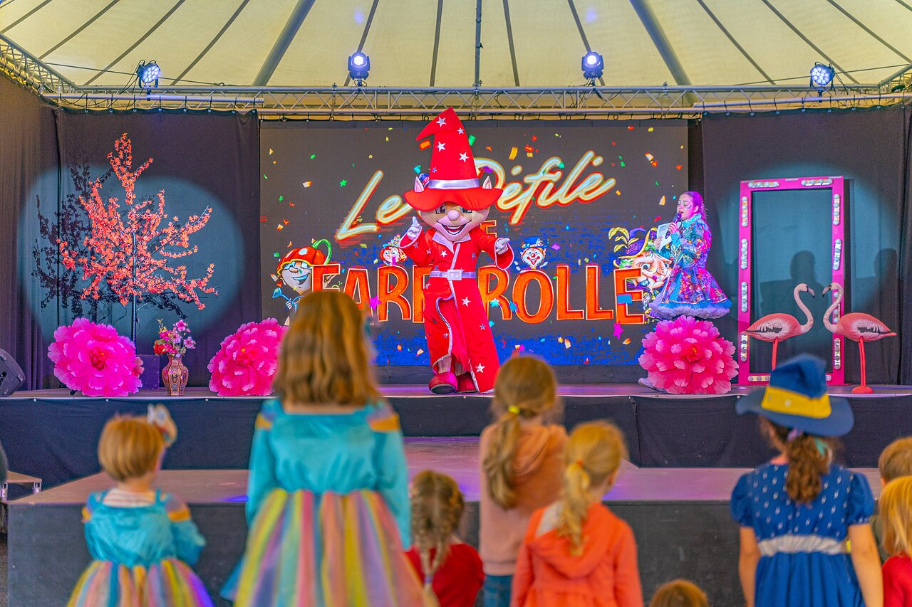 Mascotte Farfouille anime un spectacle pour enfants au camping CAPFUN Lodge � SARZEAU (56).