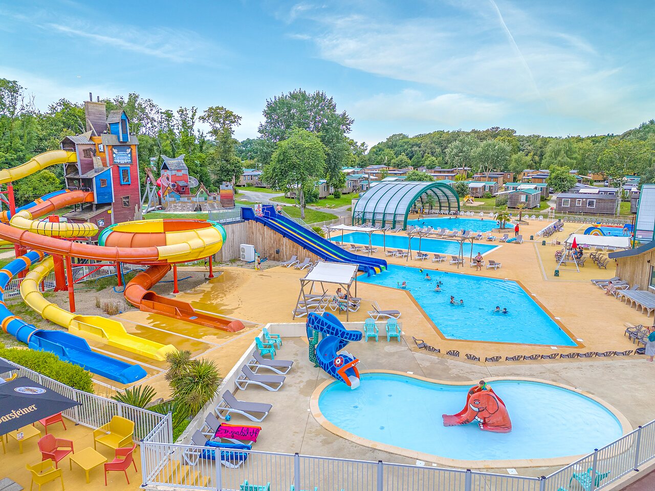 Parc aquatique avec toboggans g�ants et piscines au camping CAPFUN Lodge � SARZEAU (56).