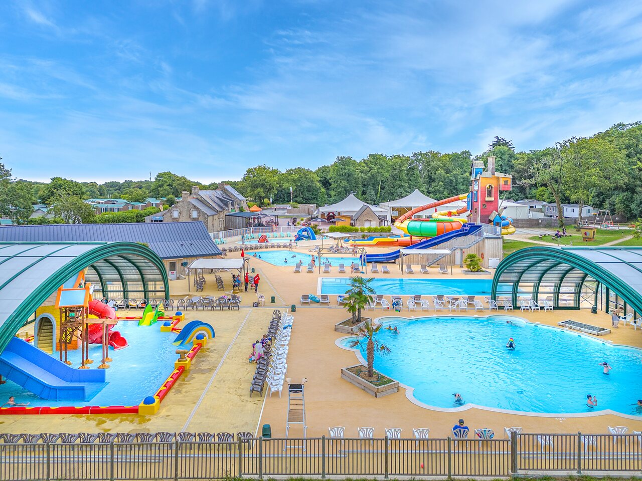 Grand parc aquatique avec toboggans et piscines au camping CAPFUN Lodge � SARZEAU (56).