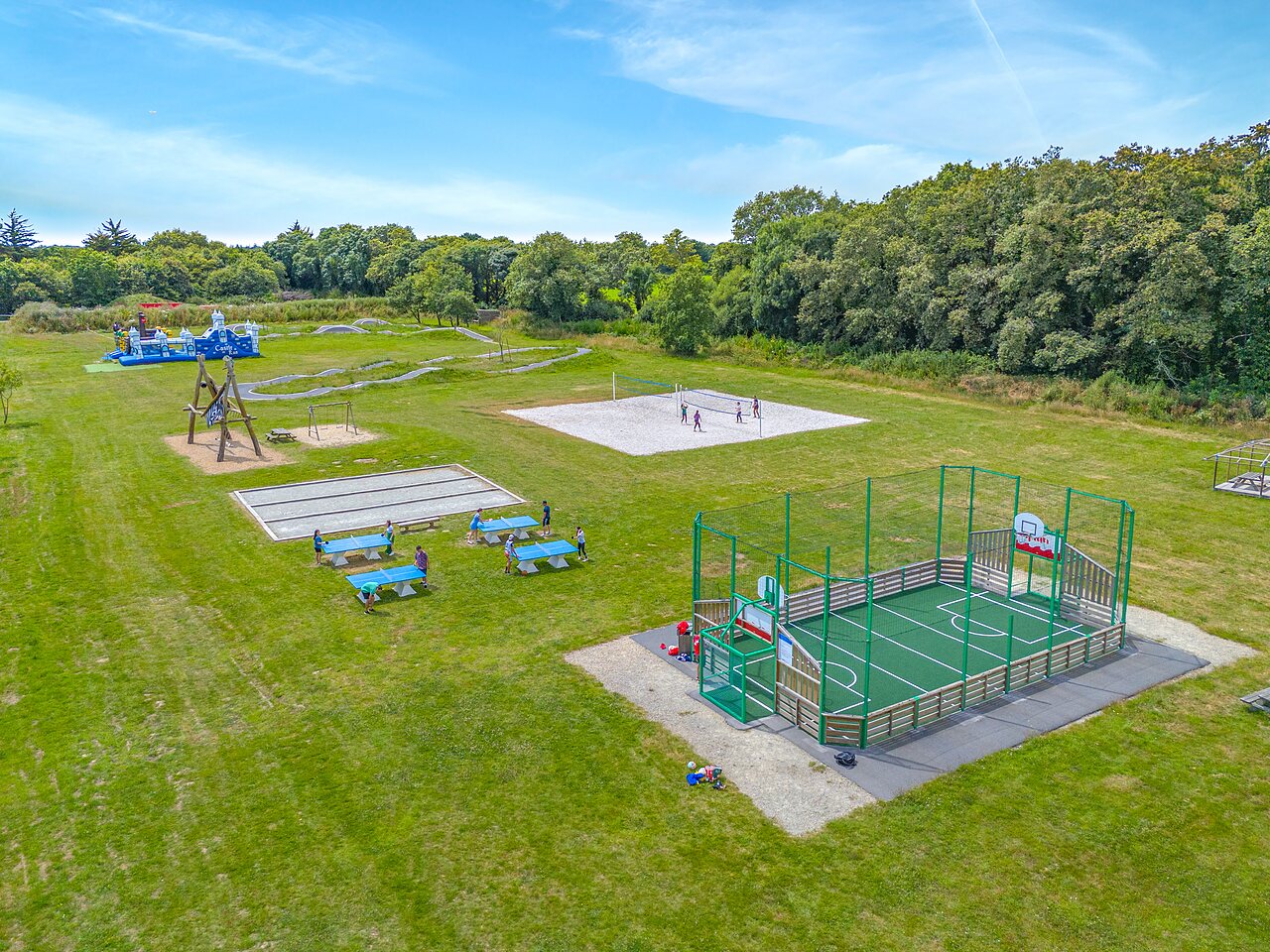 Terrains multisports, volleyball, ping-pong, p�tanque, jeux au camping CAPFUN Lodge � SARZEAU.