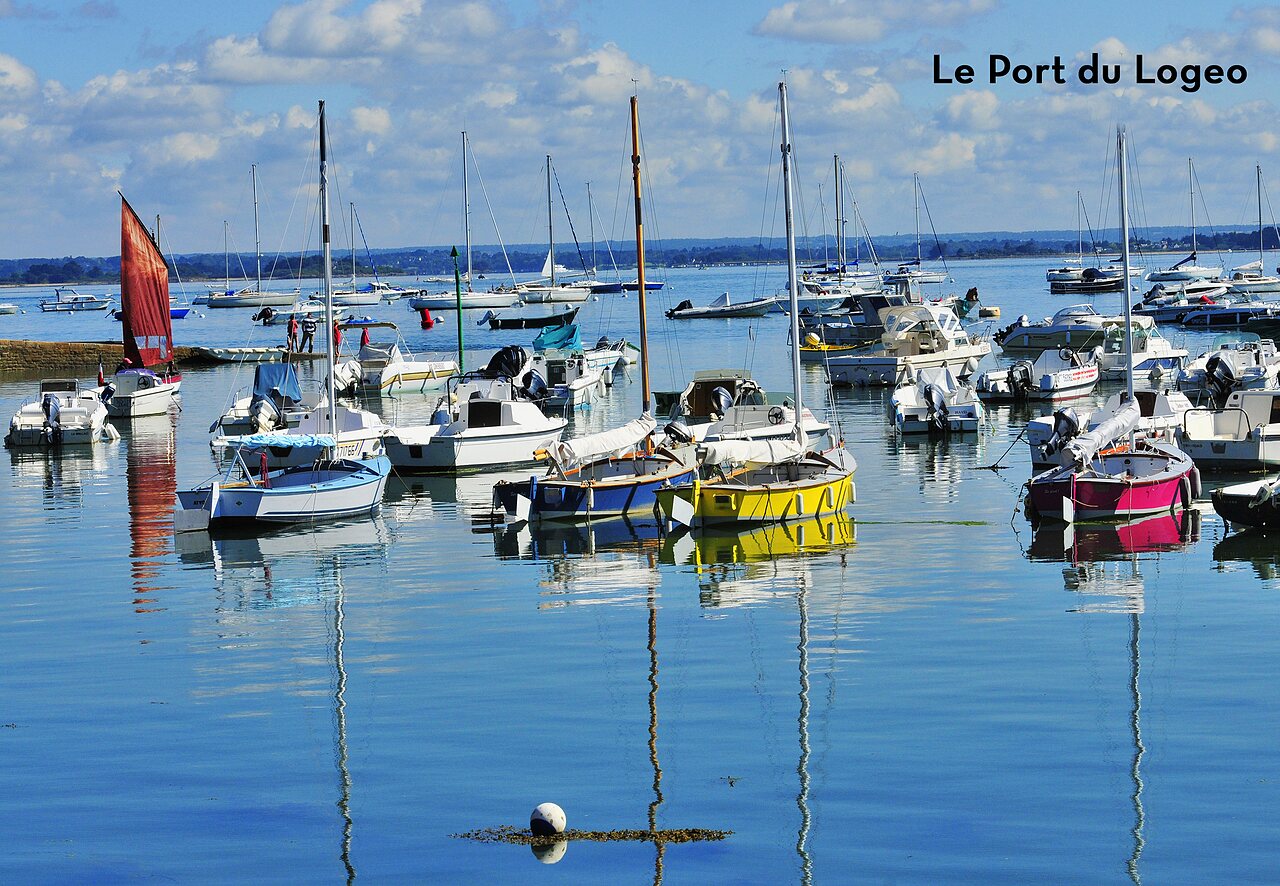 Port du Logeo avec nombreux bateaux amarr�s sous un ciel bleu en Bretagne.