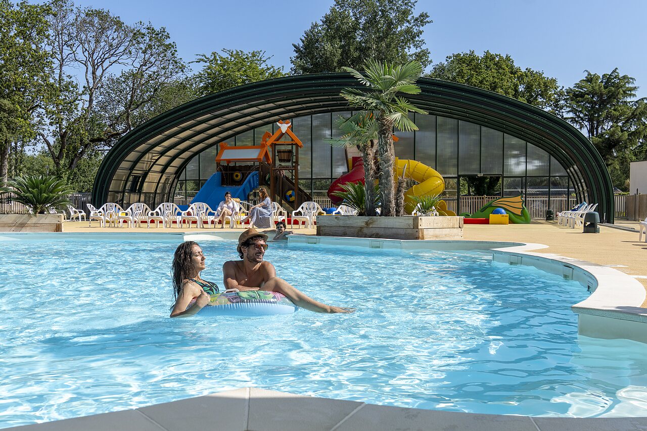 Piscine ext�rieure avec toboggans aquatiques et jeux au camping CAPFUN Lodge � SARZEAU (56).