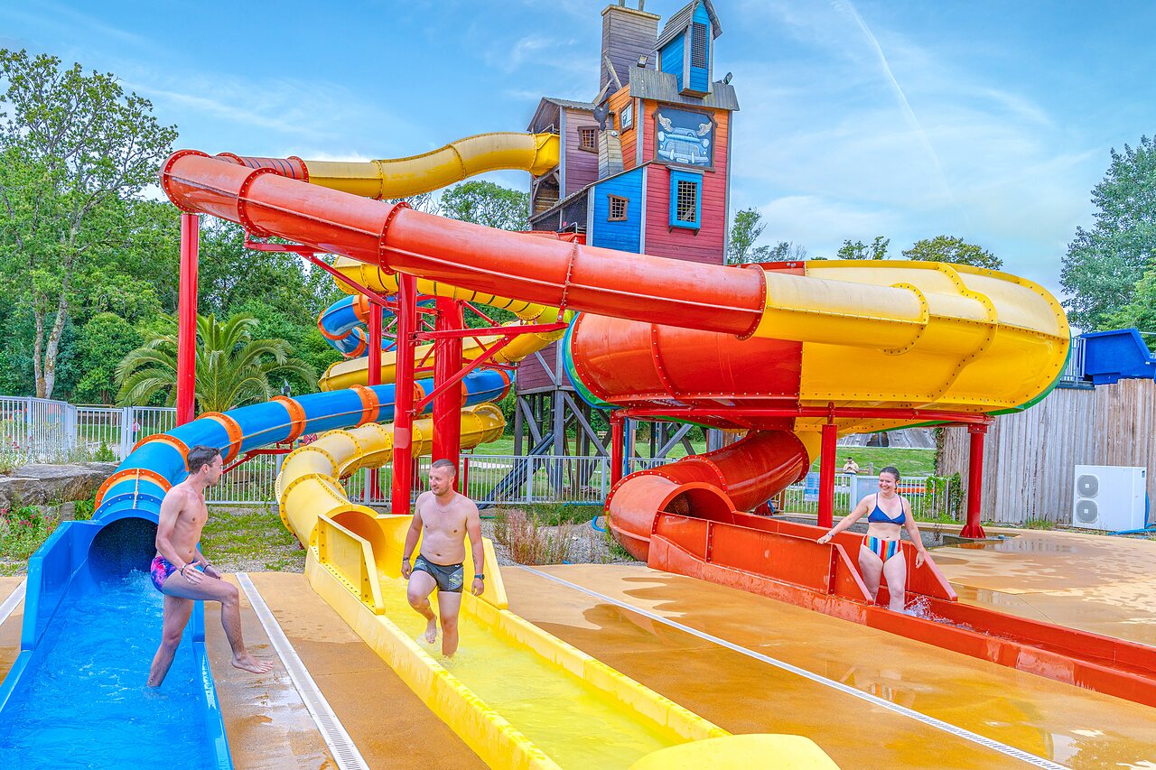 Toboggans aquatiques color�s et aire de jeux d'eau au camping CAPFUN Lodge � SARZEAU (56).
