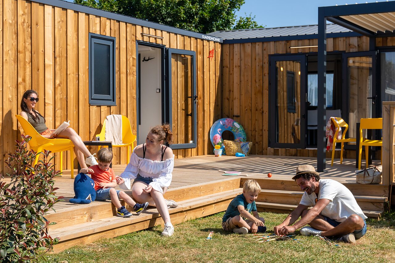 Mobile home moderne avec terrasse, famille au CAPFUN Lodge Sarzeau (56).