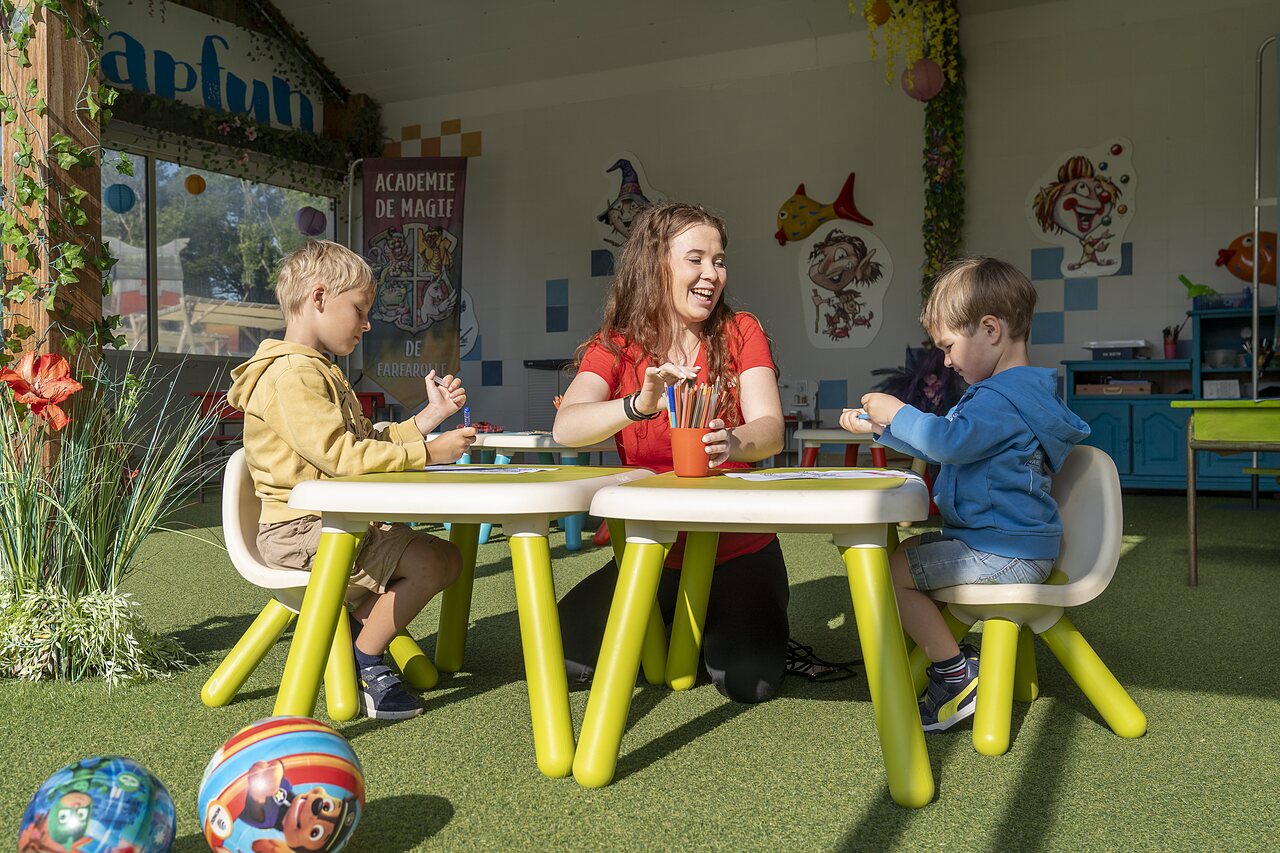 Atelier cr�atif pour enfants avec animateur au camping CAPFUN Lodge � SARZEAU (56).