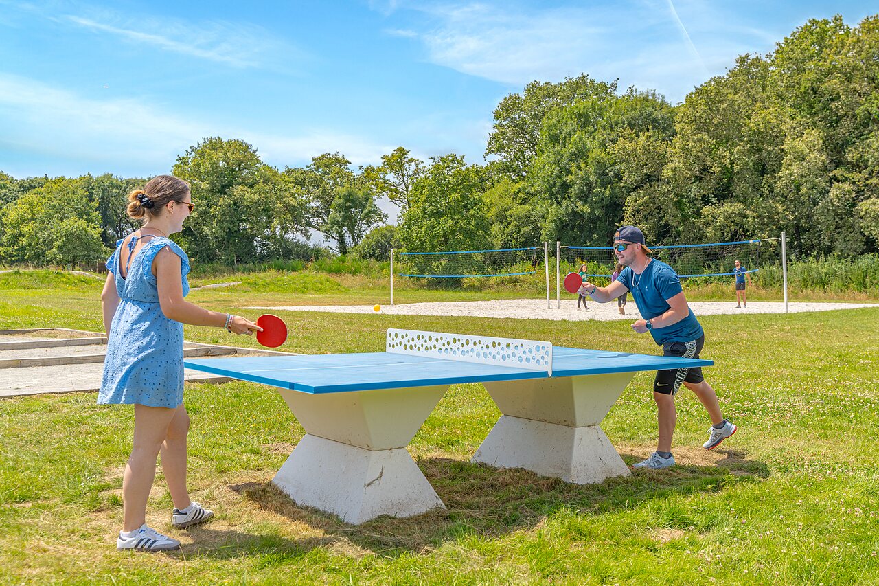 Table de ping-pong ext�rieure et terrain de volley au camping CAPFUN Lodge � SARZEAU (56).