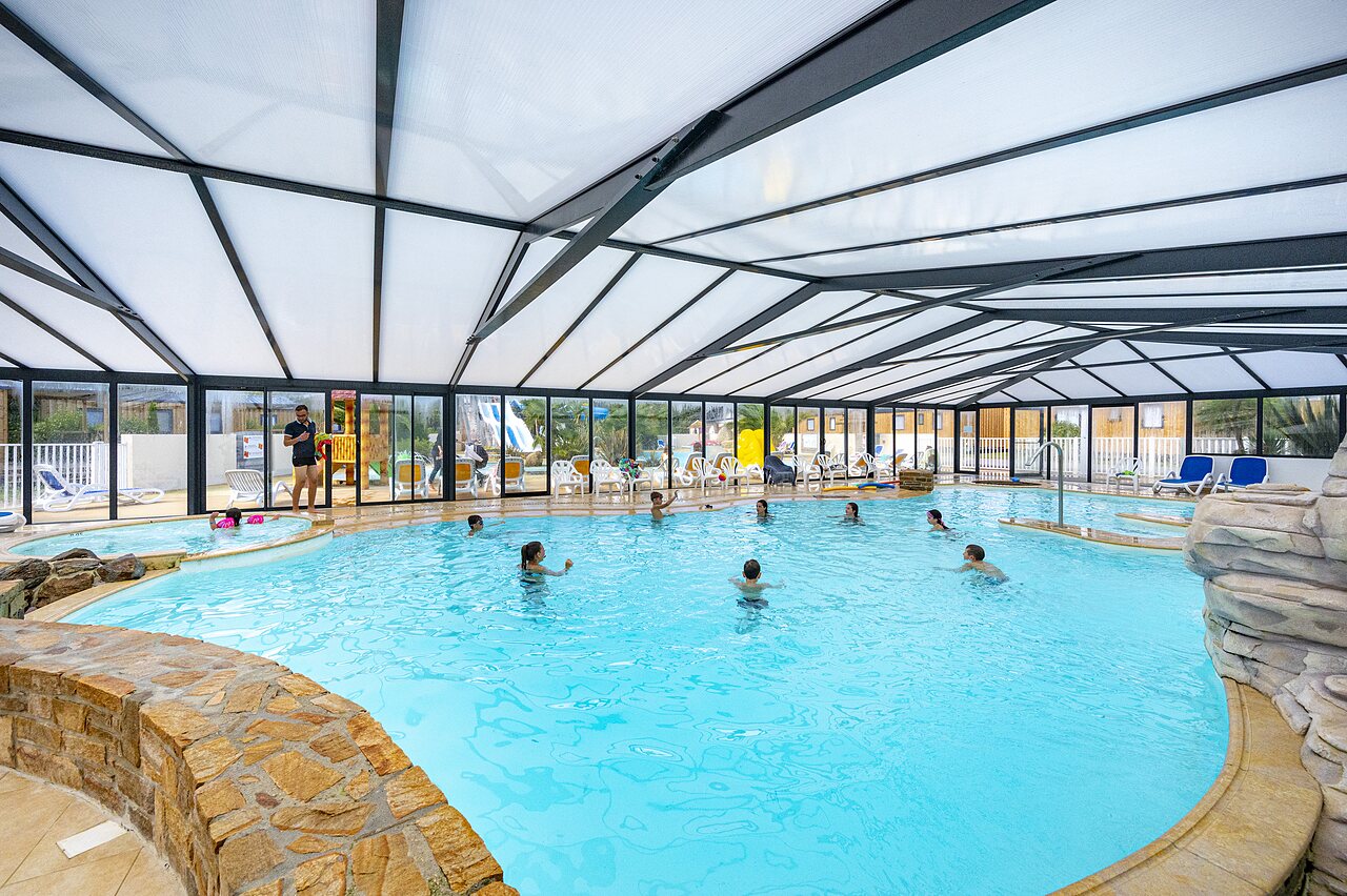 Piscine couverte, jacuzzi et jeux aquatiques au camping CLICOCHIC Longchamp � Saint Lunaire (35).