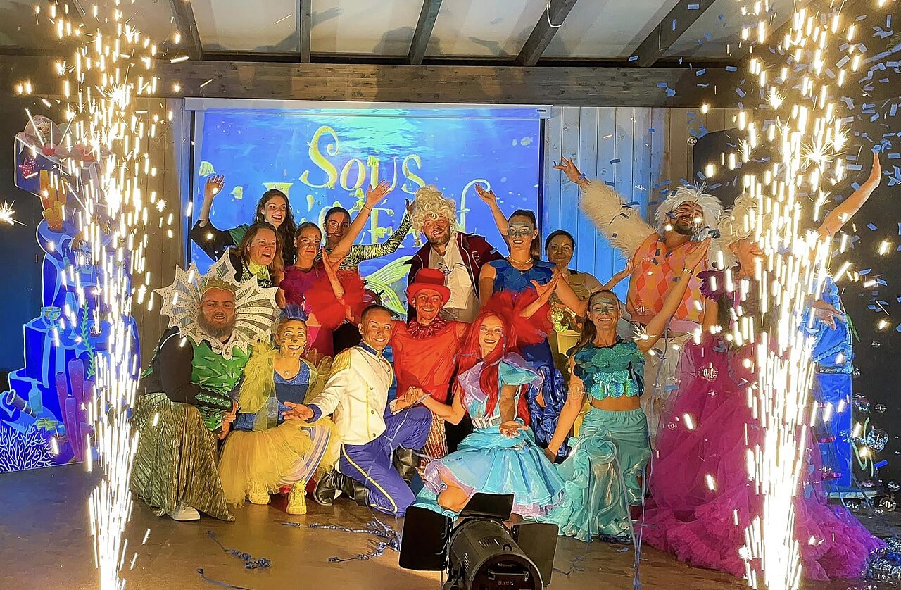 Artistes en costumes color�s sur sc�ne avec effets pyrotechniques au camping CLICOCHIC Longchamp � Saint Lunaire (35).