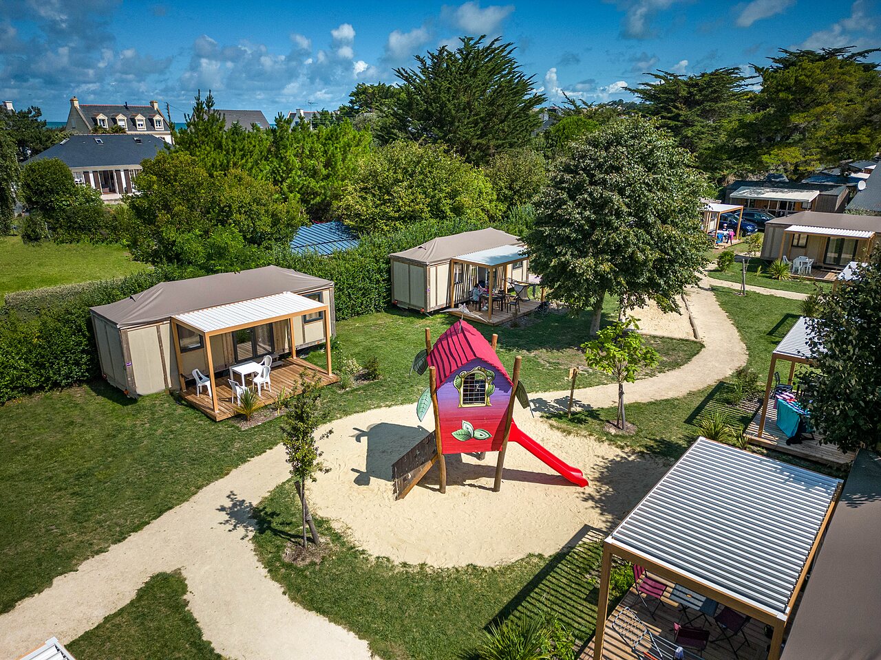 Vue a�rienne du camping, h�bergements et aire de jeux CLICOCHIC Longchamp Saint Lunaire (35).