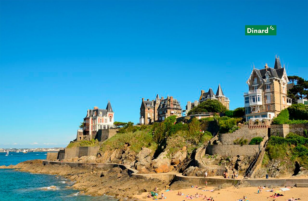 Plage de Dinard avec ses villas historiques et la c�te bretonne. (35)