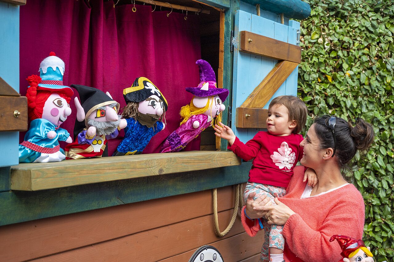 Spectacle de marionnettes pour enfants au camping CLICOCHIC Longchamp, Saint Lunaire (35).