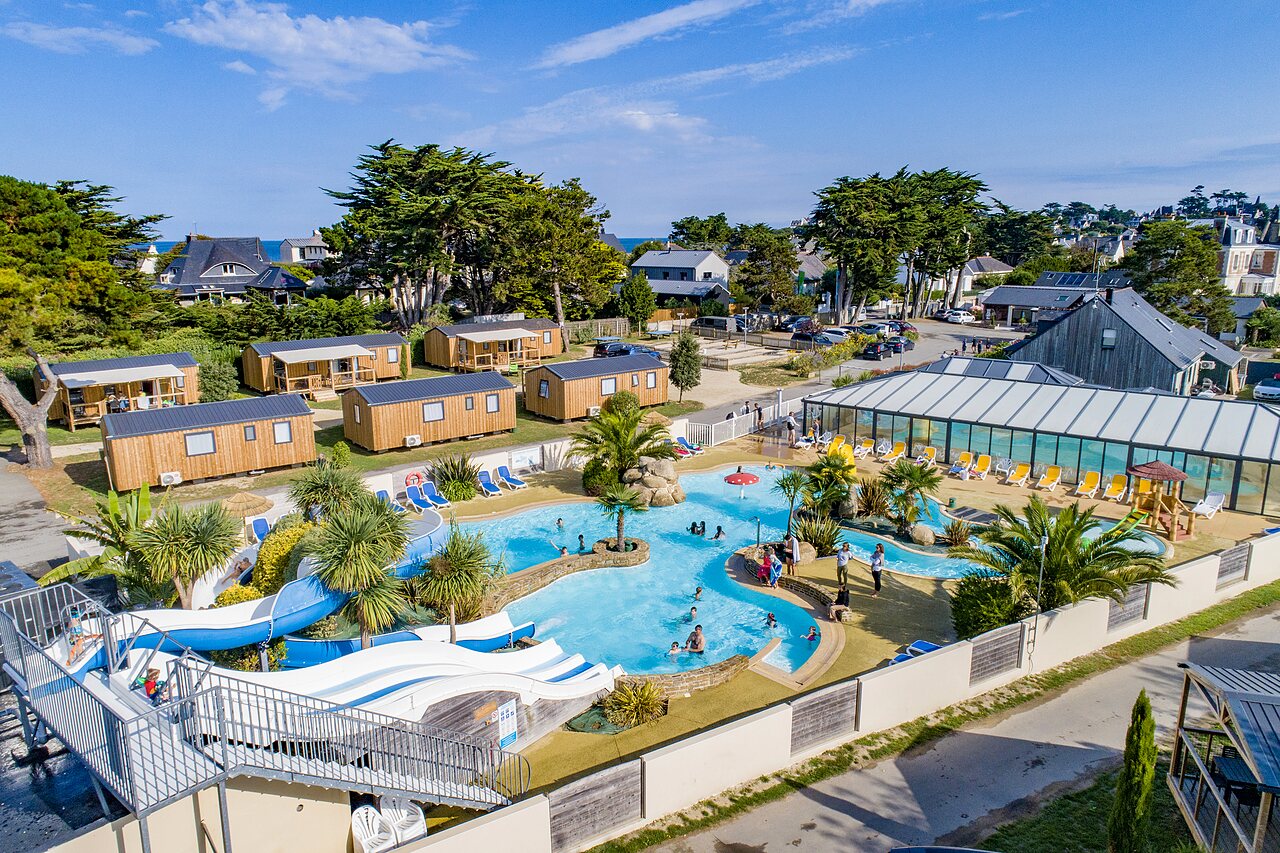 Grand complexe aquatique avec toboggans et mobile homes au camping CLICOCHIC Longchamp � Saint Lunaire (35).