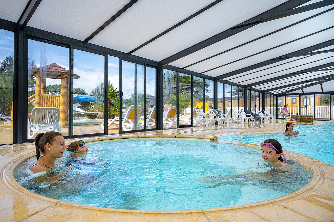 Jacuzzi et piscine couverte avec toboggan ext�rieur au camping CLICOCHIC Longchamp � Saint Lunaire (35).