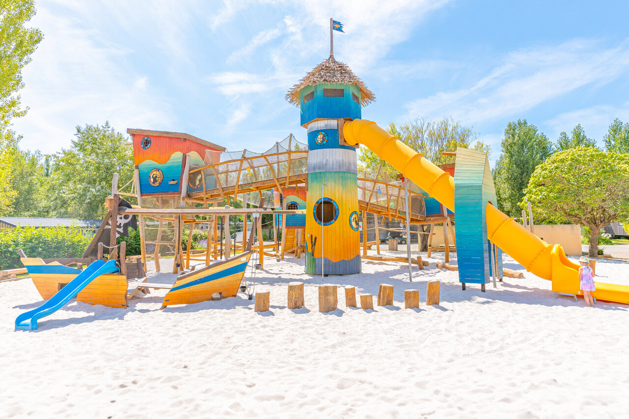 Aire de jeux pirate avec toboggans et sable au camping CAPFUN Loubine � Les Sables d'Olonne.