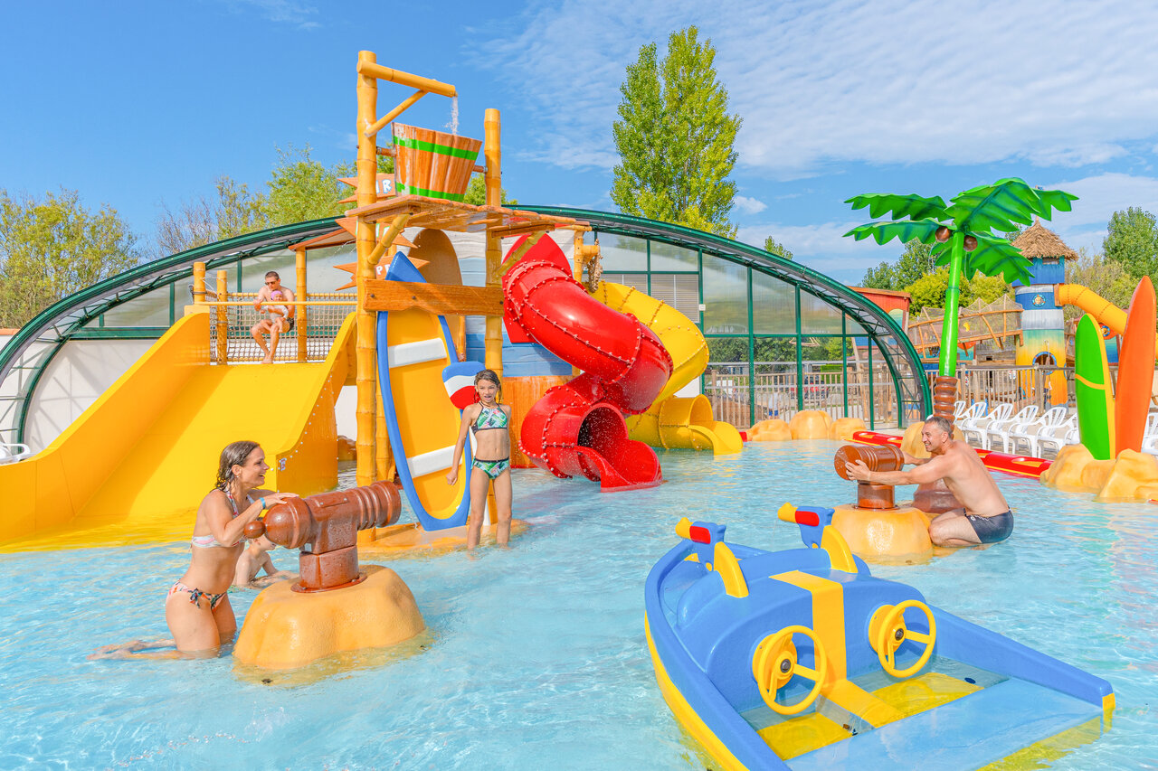 Toboggans et jeux d'eau au parc aquatique CAPFUN Loubine Les Sables d'Olonne.