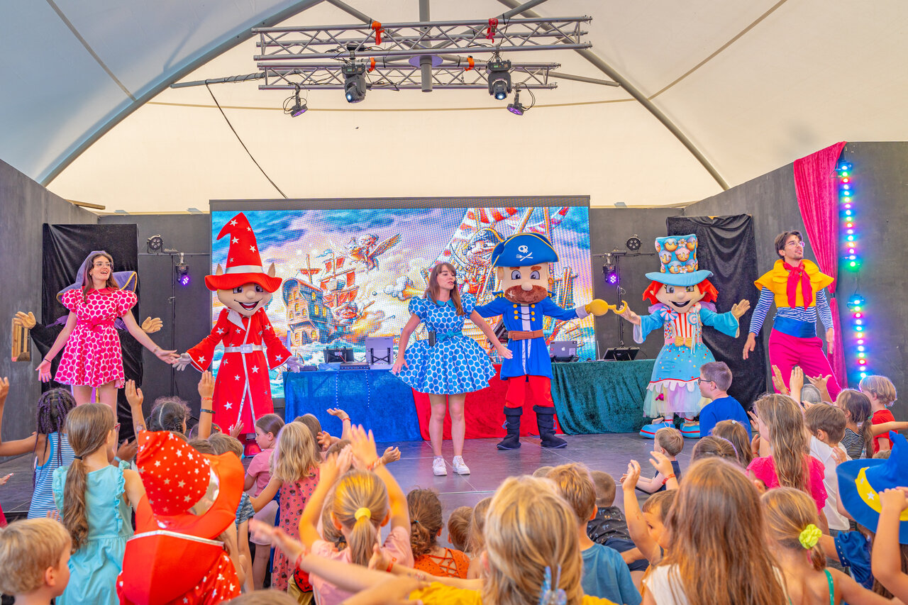 Spectacle d'animation enfants avec mascottes au camping CAPFUN Loubine � Les Sables d'Olonne (85).