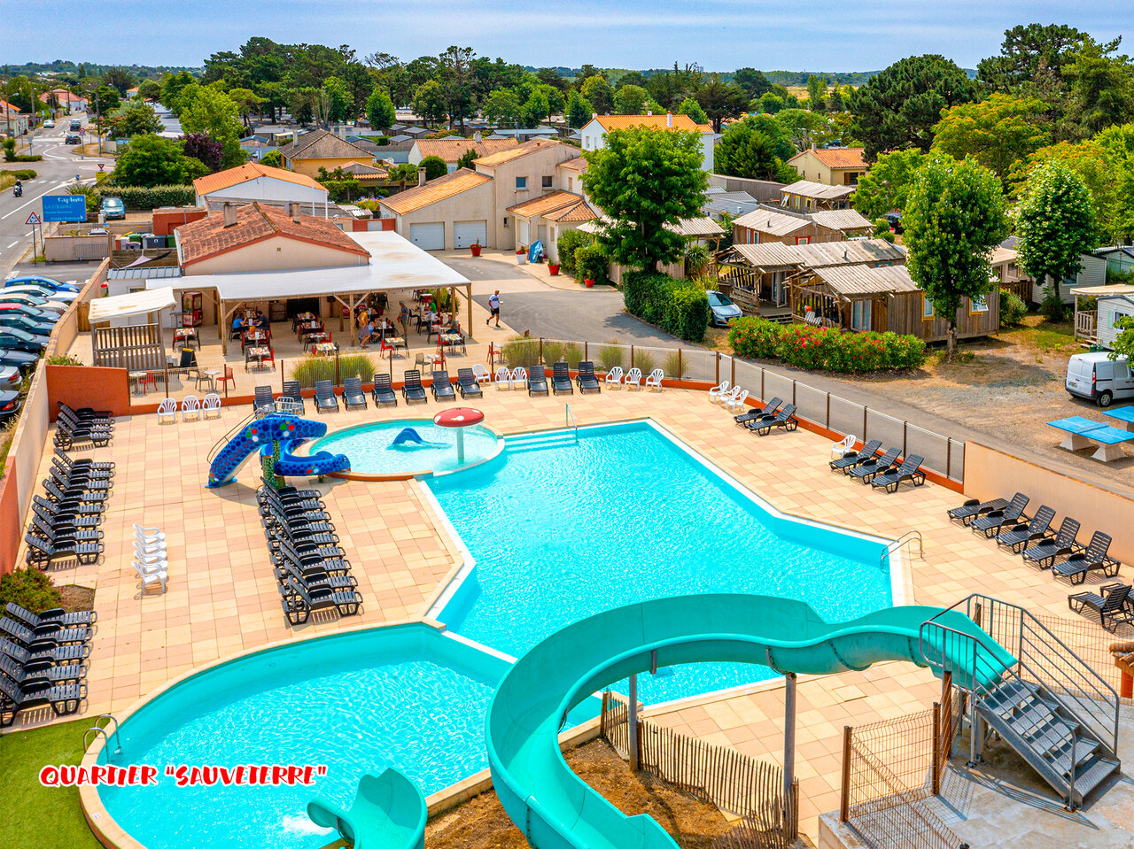 Piscine, toboggans, restaurant au camping CAPFUN Loubine, Sables d'Olonne (85).