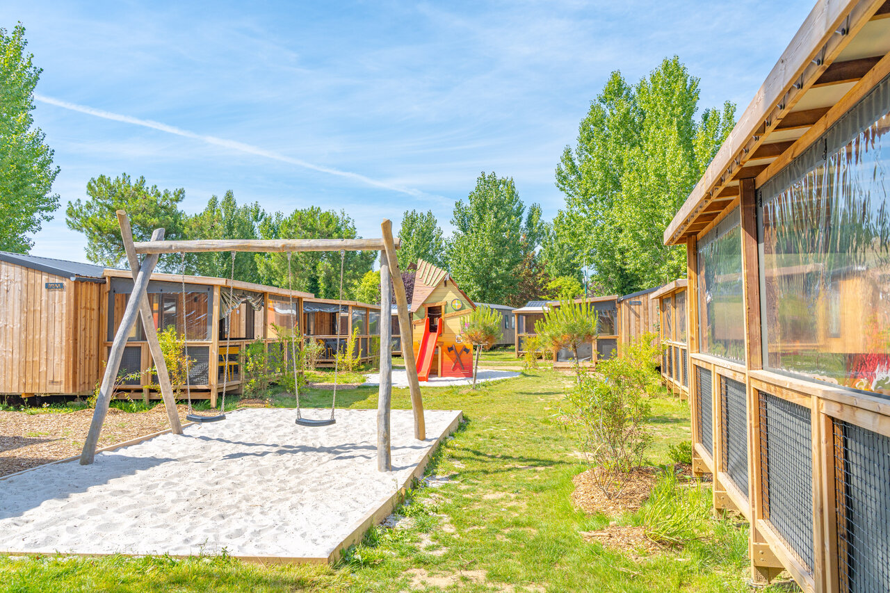 Aire de jeux, balan�oires, toboggan et mobil-homes au camping CAPFUN Loubine � Les Sables d'Olonne.