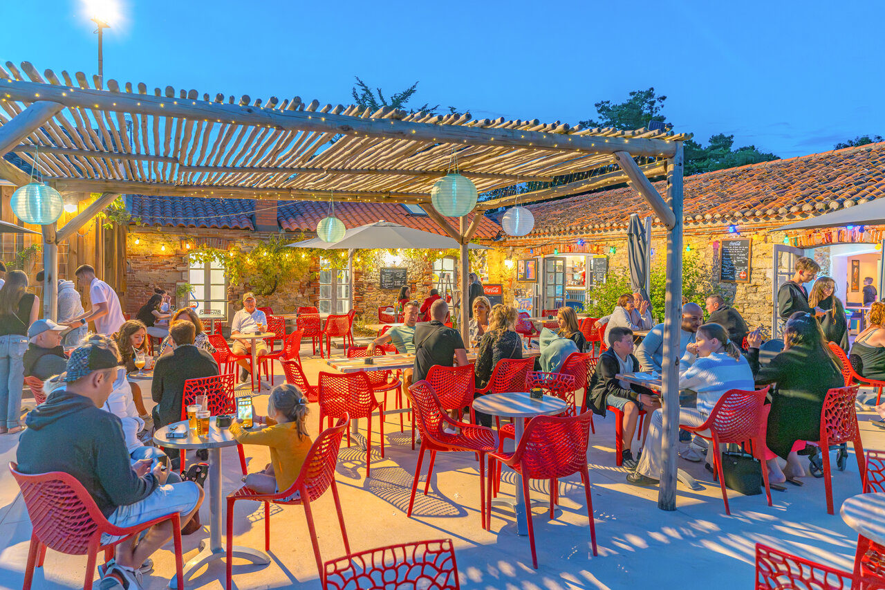 Terrasse de restaurant-bar anim�e, pergola illumin�e, camping CAPFUN Loubine Les Sables d'Olonne.