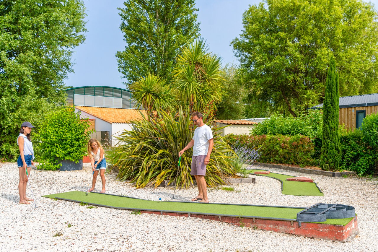 Parcours de mini-golf familial au camping CAPFUN Loubine � Les Sables d'Olonne (85).