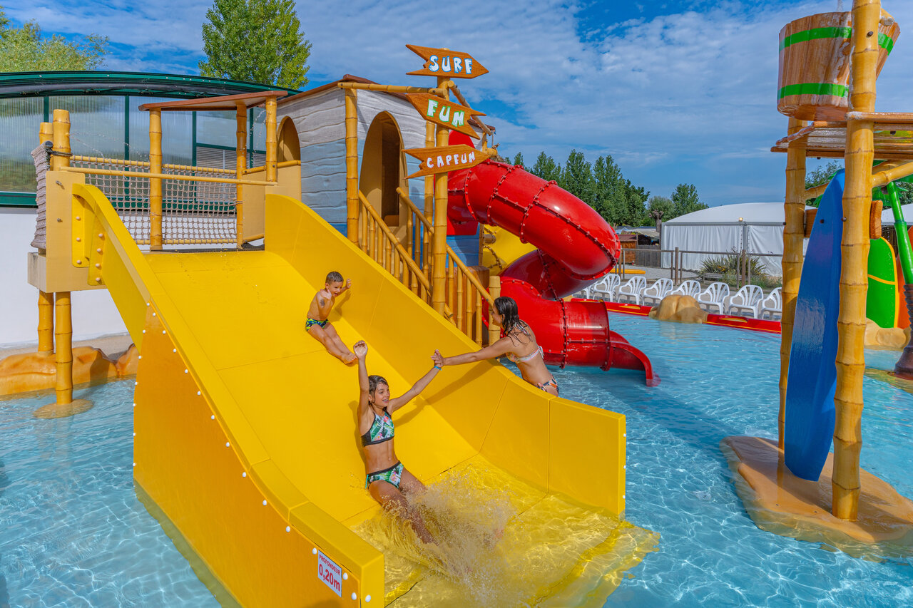Toboggans aquatiques, enfants s'amusant au camping CAPFUN Loubine � Les Sables d'Olonne (85).