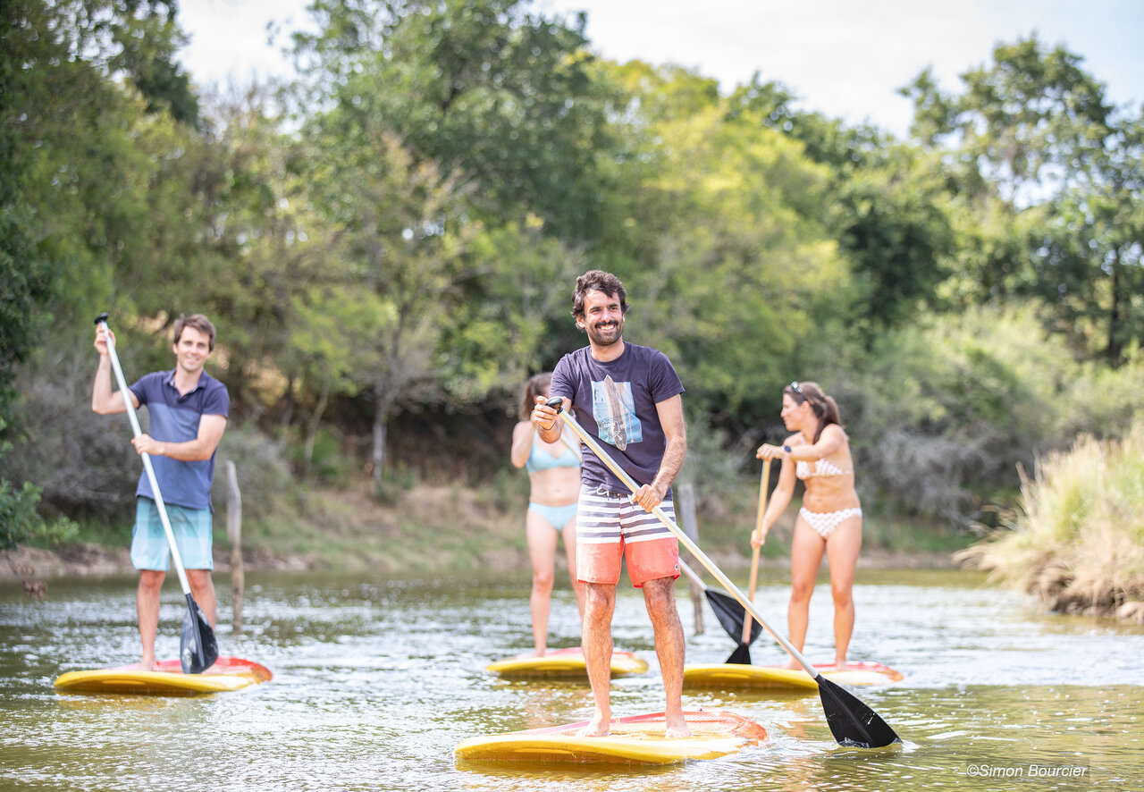 Stand-up paddleboard sur l'eau au camping CAPFUN Loubine � Les Sables d'Olonne.