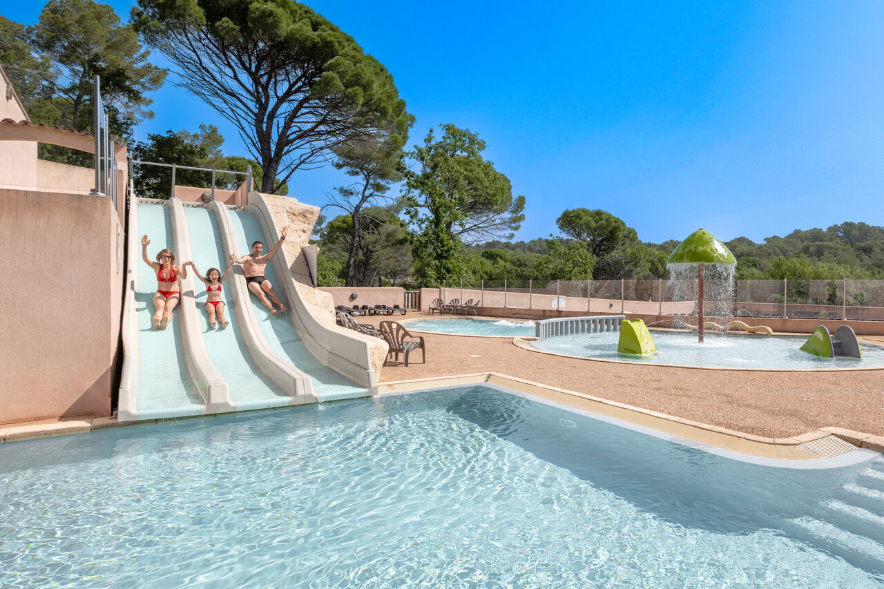 Toboggans aquatiques, piscine et jeux d'eau au camping CLICOCHIC Lou Cantaire � FAYENCE (83).