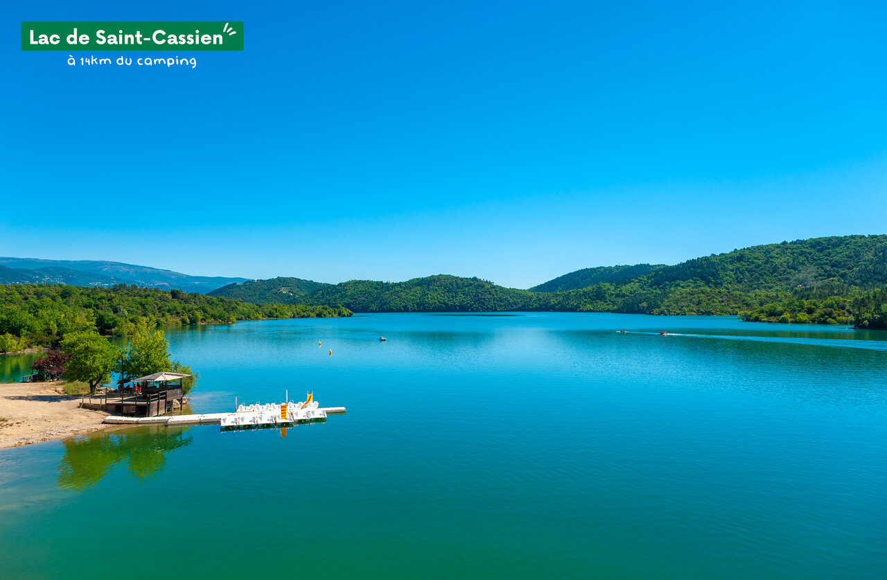 Lac de Saint-Cassien, activit�s nautiques et p�dalos pr�s de Fayence, Provence.