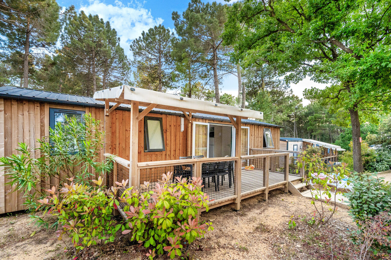 Mobile home en bois, terrasse couverte au camping CLICOCHIC Lou Cantaire � FAYENCE (83).