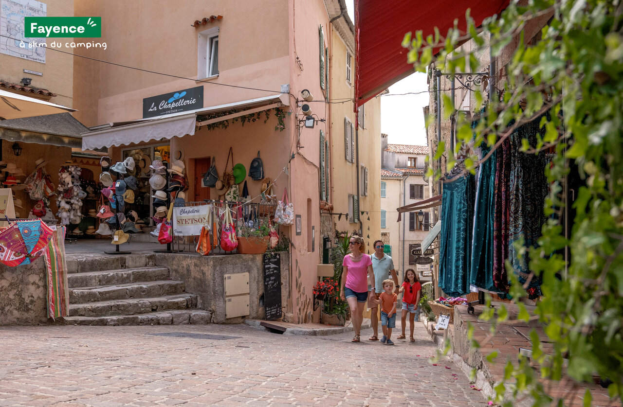 Famille se promenant dans une rue commer�ante pittoresque de Fayence, Provence.
