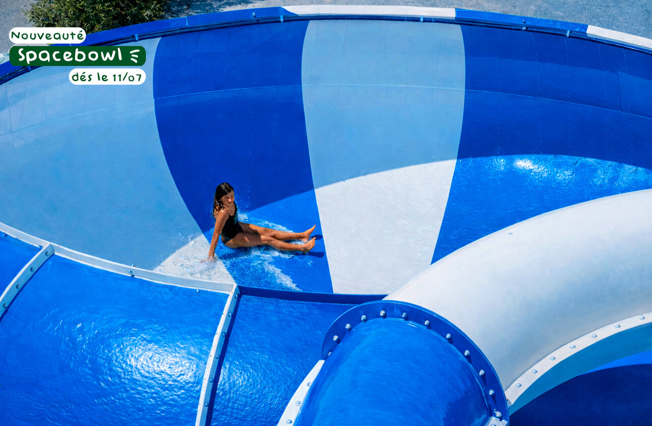 Toboggan aquatique Spacebowl avec une jeune fille au camping CLICOCHIC Lou Castel � Castelnaud-la-Chapelle (24).